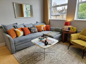 Modern 1-bed flat, 2 min from Kensington Olympia, with Free Wi-Fi & Netflix